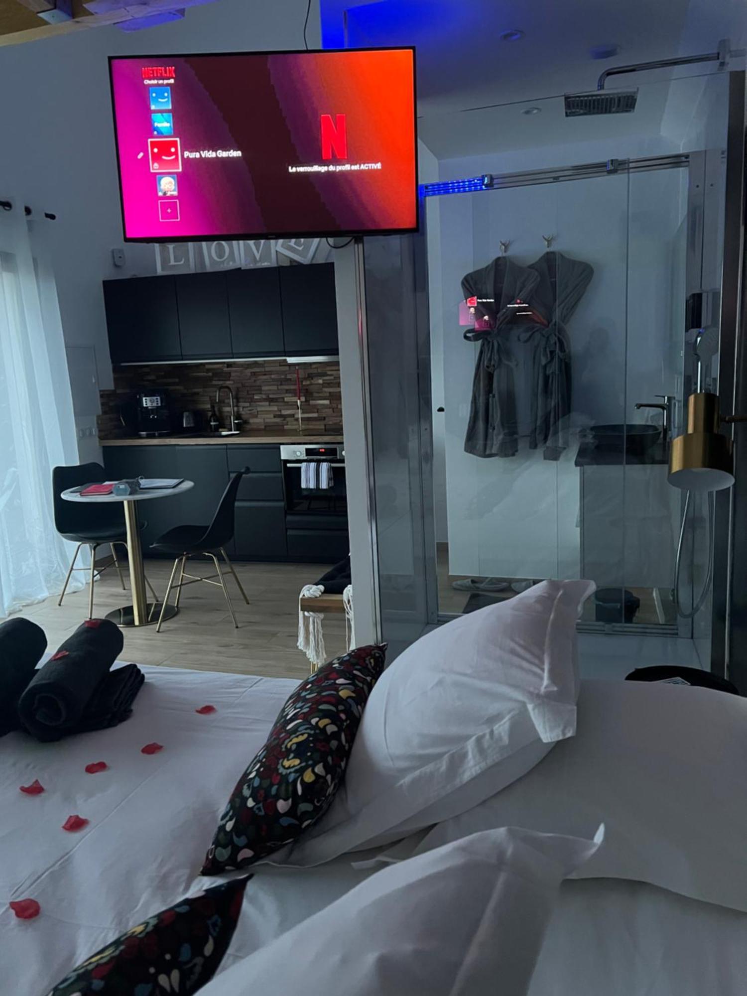 Apartment Romantique Avec Et Filet Suspendu Auteuil (Ile de France)